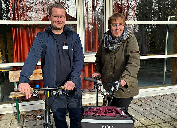 Die beiden Landesvorstizenden, Ansgar Hegerfeld und Helga Hofmann (Stellvertreterin) stehen mit ihrem Fahrrad vor dem Eingang zur Jugendherberge