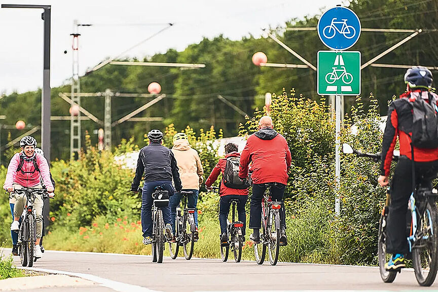 (Fast) alle Radschnellwege führen nach Frankfurt – bloß wann? Auf einem Radschnellweg fahren viele Fahrradfahererinnen und -fahrer