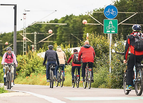 Auf einem Radschnellweg fahren viele Fahrradfahererinnen und -fahrer