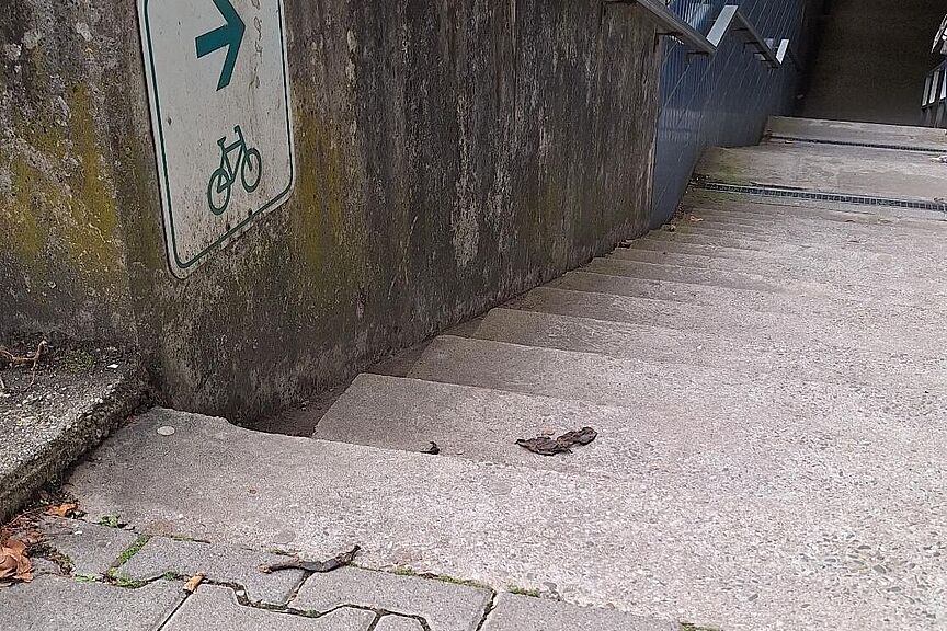 Fahrradweg Limburg Touristischer Radweg wird über Treppe geleitet - Limburg: Frankfurter Str. / Höhe Parkplatz Tal Josaphat