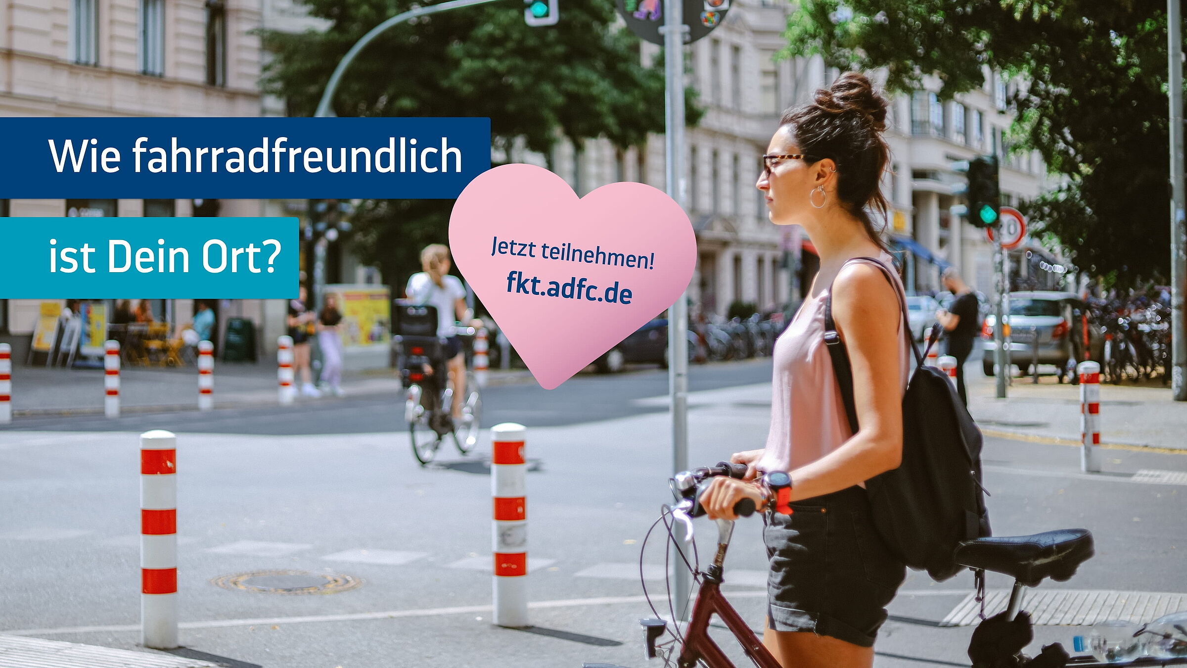 Eine Frau mit Rucksack fährt mit dem Fahrrad durch eine belebte Straße in der Stadt. Im Hintergrund fahren weitere Menschen mit dem Rad. Die Grafik wirbt für den ADFC-Fahrradklima-Test 2026.