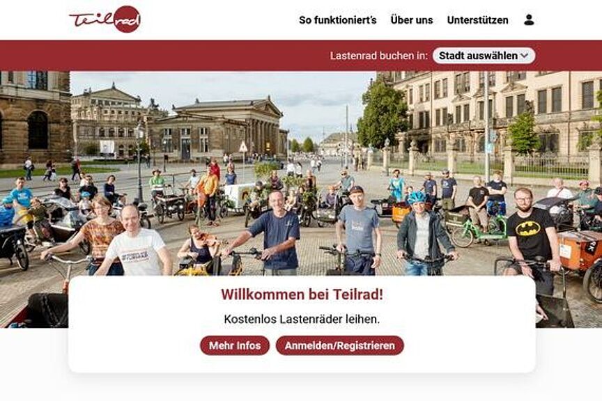 Teilrad Sachsen Ein Screenshot der Internetseite des Onlinebuchungsportals für Lastenräder "Teilrad". Viele Personen stehen mit unterschiedlichen Lastenrädern auf einem großen Platz.