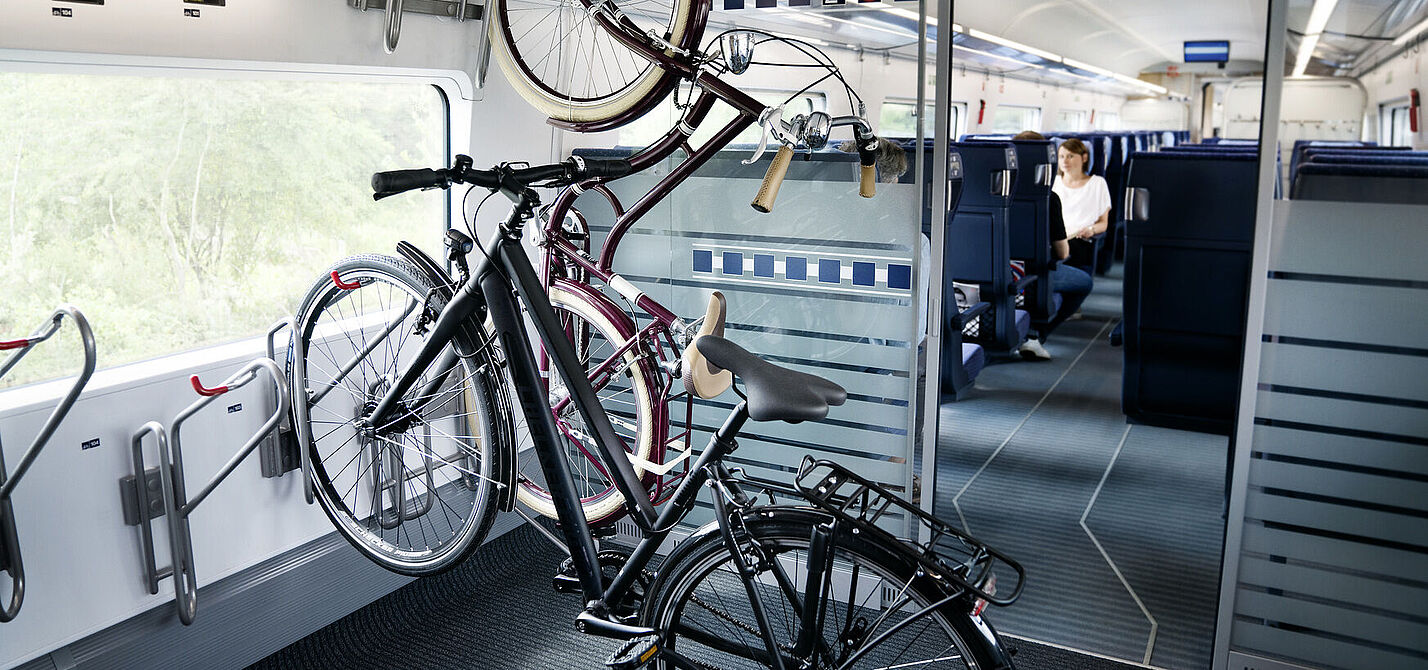 FAhrradabteil im ICE 4 mit zwei Fahrrädern in den Halterungen.