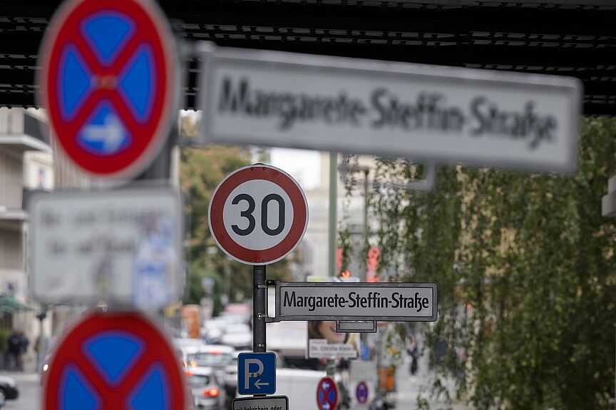 Tempo 30-Schild Tempo-30-Verkehrsschild an einer Berliner Straße mit Straßenschild „Margarete-Steffin-Straße“.