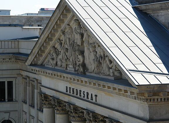 Giebel des Bundesratsgebäudes in Berlin.